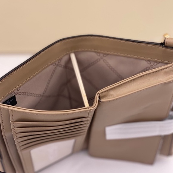 Michael Kors Wallet Wristlet Camel
Multi Color - Picture 5 of 12